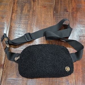 Steve Madden Teddybear Knubby Fleece Black Crossbody Belt Bag